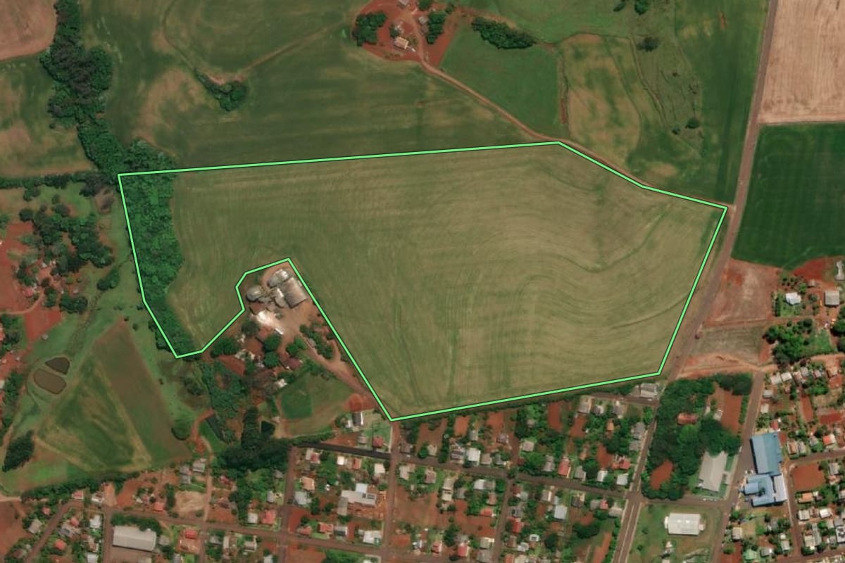 Imagem de satélite do imóvel rural em Derrubadas (RS), com o contorno declarado no CAR desenhado por cima.