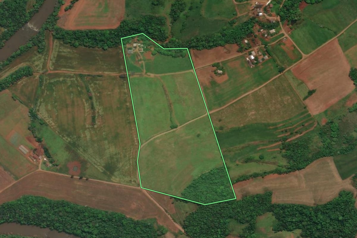 Imagem de satélite do imóvel rural em Derrubadas (RS), com o contorno declarado no CAR desenhado por cima.