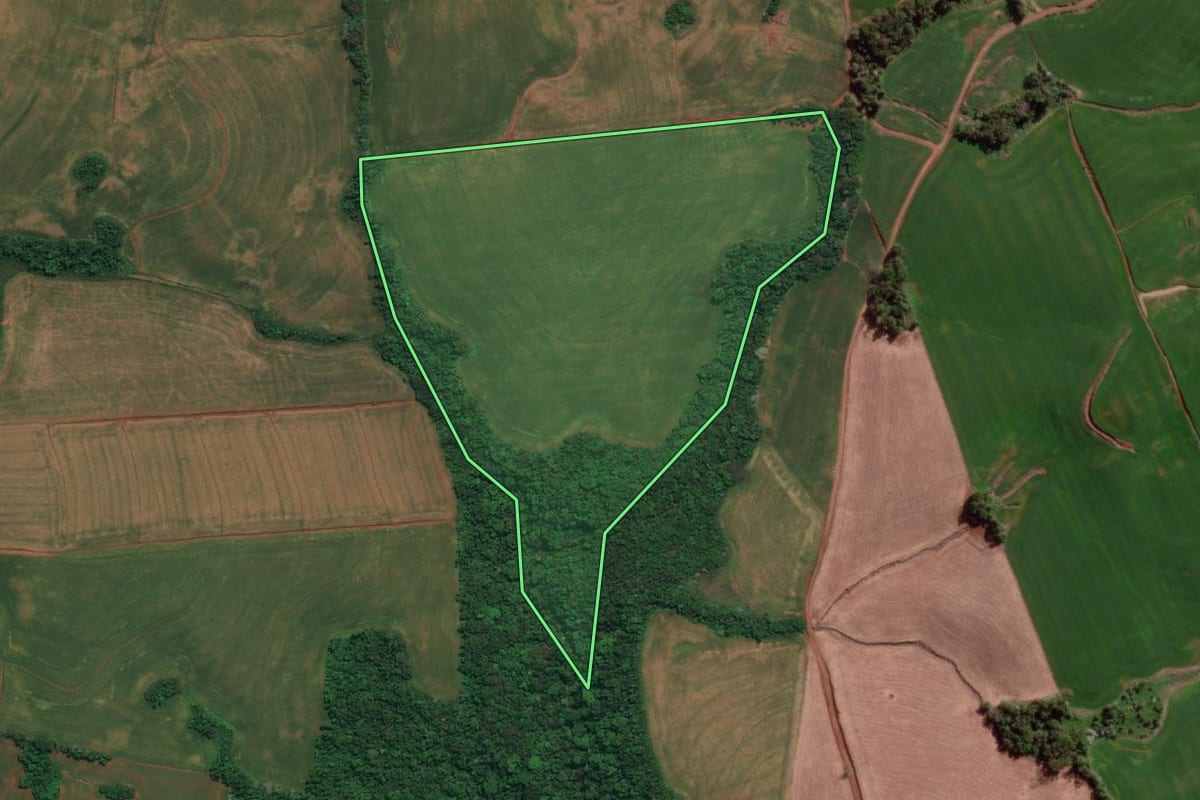 Imagem de satélite do imóvel rural em Derrubadas (RS), com o contorno declarado no CAR desenhado por cima.