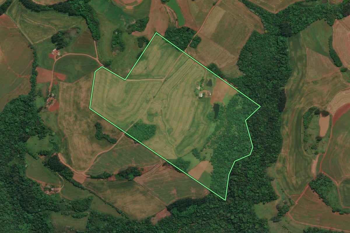 Imagem de satélite do imóvel rural em Derrubadas (RS), com o contorno declarado no CAR desenhado por cima.