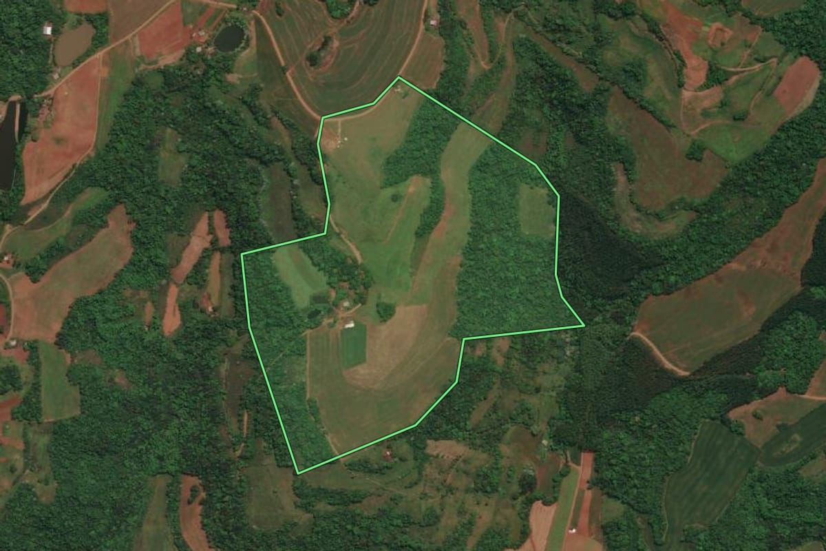 Imagem de satélite do imóvel rural em Derrubadas (RS), com o contorno declarado no CAR desenhado por cima.