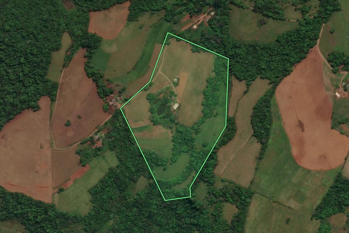Imagem de satélite do imóvel rural em Derrubadas (RS), com o contorno declarado no CAR desenhado por cima.