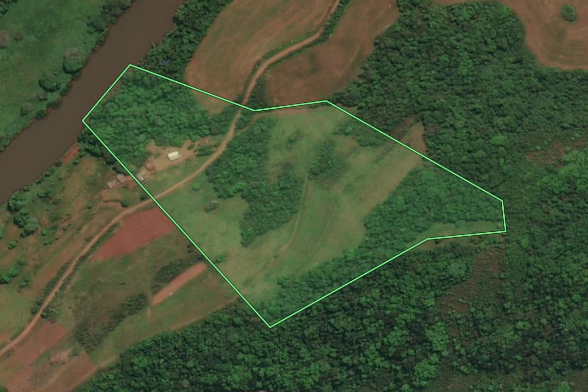 Imagem de satélite do imóvel rural em Derrubadas (RS), com o contorno declarado no CAR desenhado por cima.