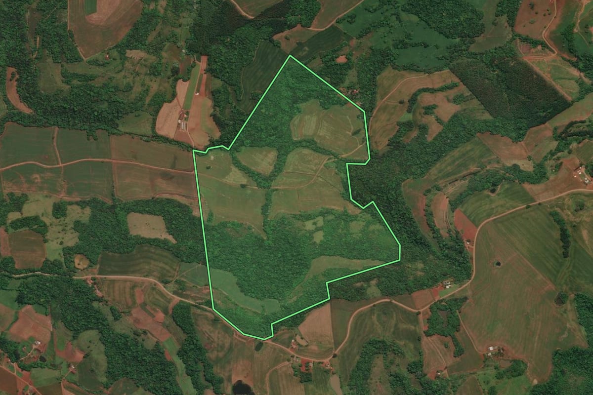 Imagem de satélite do imóvel rural em Derrubadas (RS), com o contorno declarado no CAR desenhado por cima.