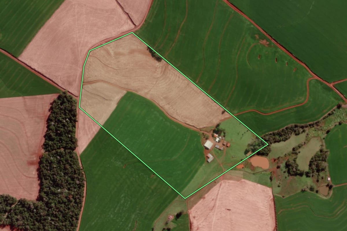 Imagem de satélite do imóvel rural em Derrubadas (RS), com o contorno declarado no CAR desenhado por cima.