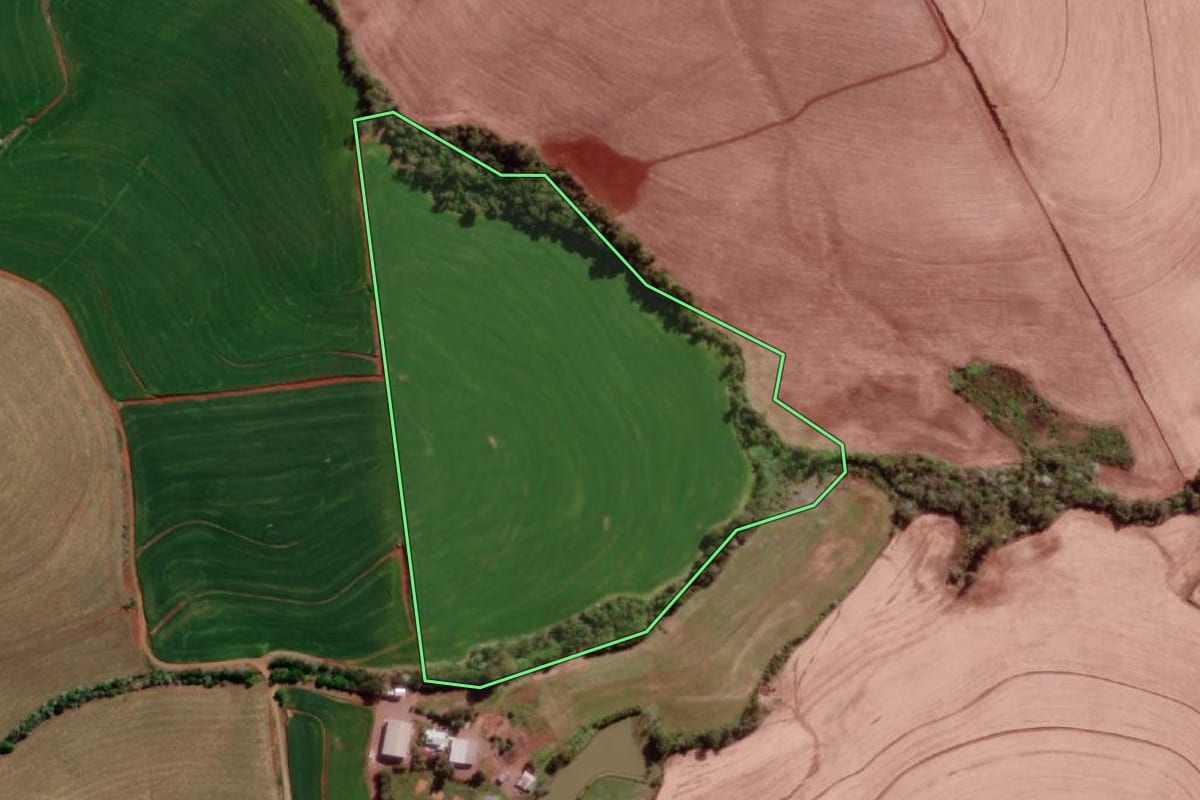 Imagem de satélite do imóvel rural em Derrubadas (RS), com o contorno declarado no CAR desenhado por cima.