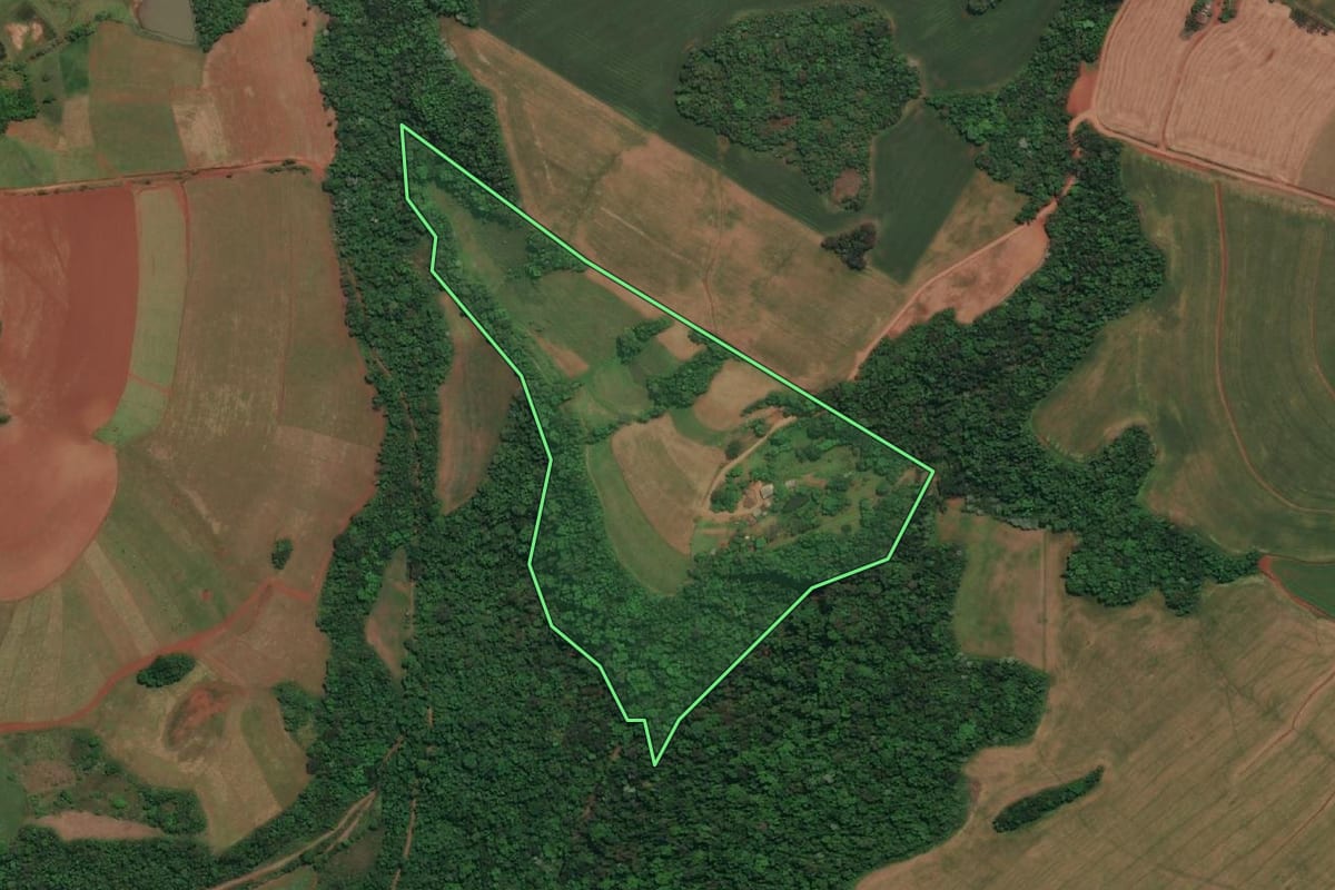 Imagem de satélite do imóvel rural em Derrubadas (RS), com o contorno declarado no CAR desenhado por cima.