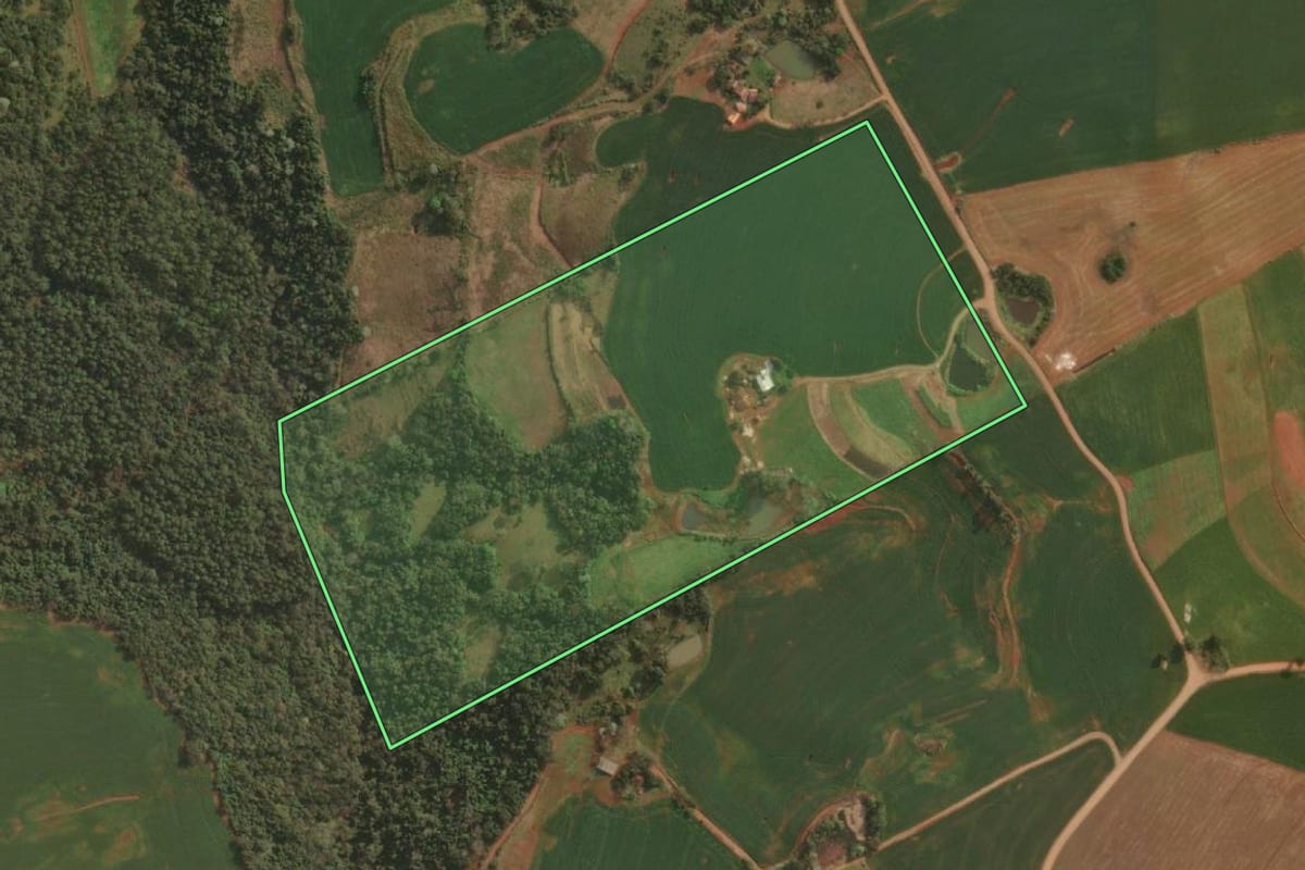 Imagem de satélite do imóvel rural em Derrubadas (RS), com o contorno declarado no CAR desenhado por cima.