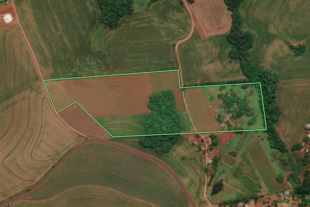 Imagem de satélite do imóvel rural em Derrubadas (RS), com o contorno declarado no CAR desenhado por cima.