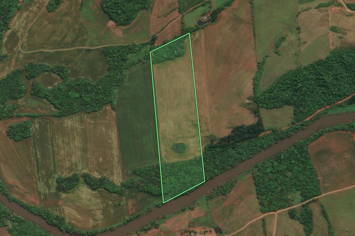 Imagem de satélite do imóvel rural em Derrubadas (RS), com o contorno declarado no CAR desenhado por cima.