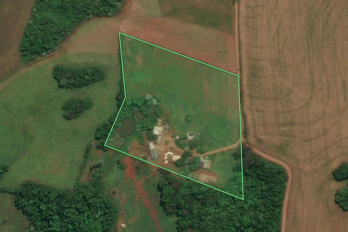 Imagem de satélite do imóvel rural em Derrubadas (RS), com o contorno declarado no CAR desenhado por cima.