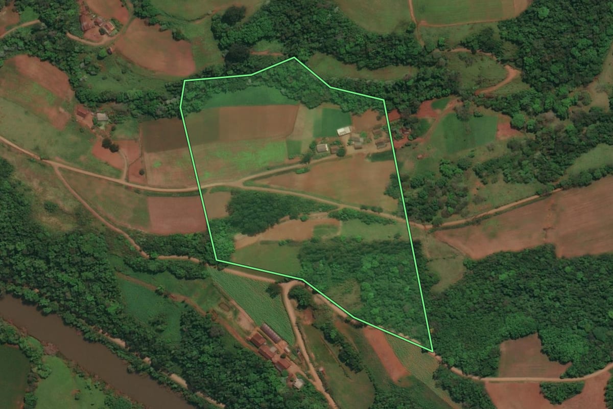 Imagem de satélite do imóvel rural em Derrubadas (RS), com o contorno declarado no CAR desenhado por cima.