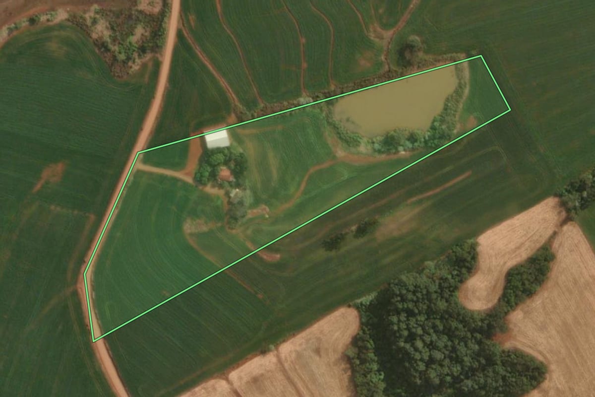 Imagem de satélite do imóvel rural em Derrubadas (RS), com o contorno declarado no CAR desenhado por cima.