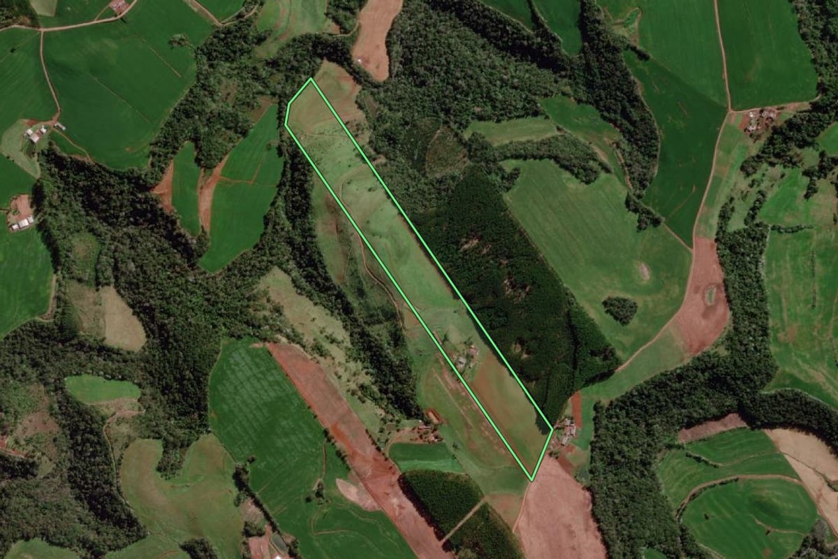 Imagem de satélite do imóvel rural em Derrubadas (RS), com o contorno declarado no CAR desenhado por cima.