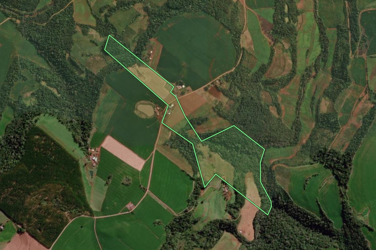 Imagem de satélite do imóvel rural em Derrubadas (RS), com o contorno declarado no CAR desenhado por cima.