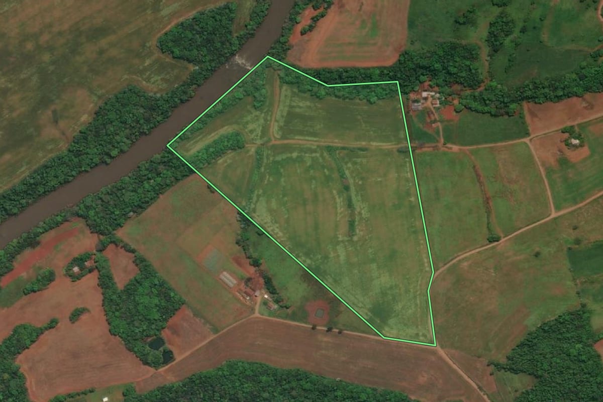 Imagem de satélite do imóvel rural em Derrubadas (RS), com o contorno declarado no CAR desenhado por cima.