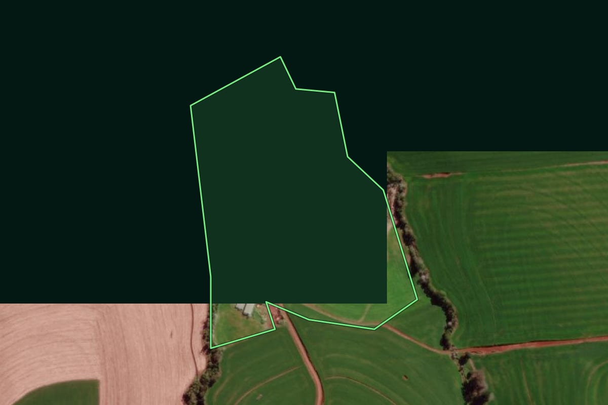 Imagem de satélite do imóvel rural em Derrubadas (RS), com o contorno declarado no CAR desenhado por cima.