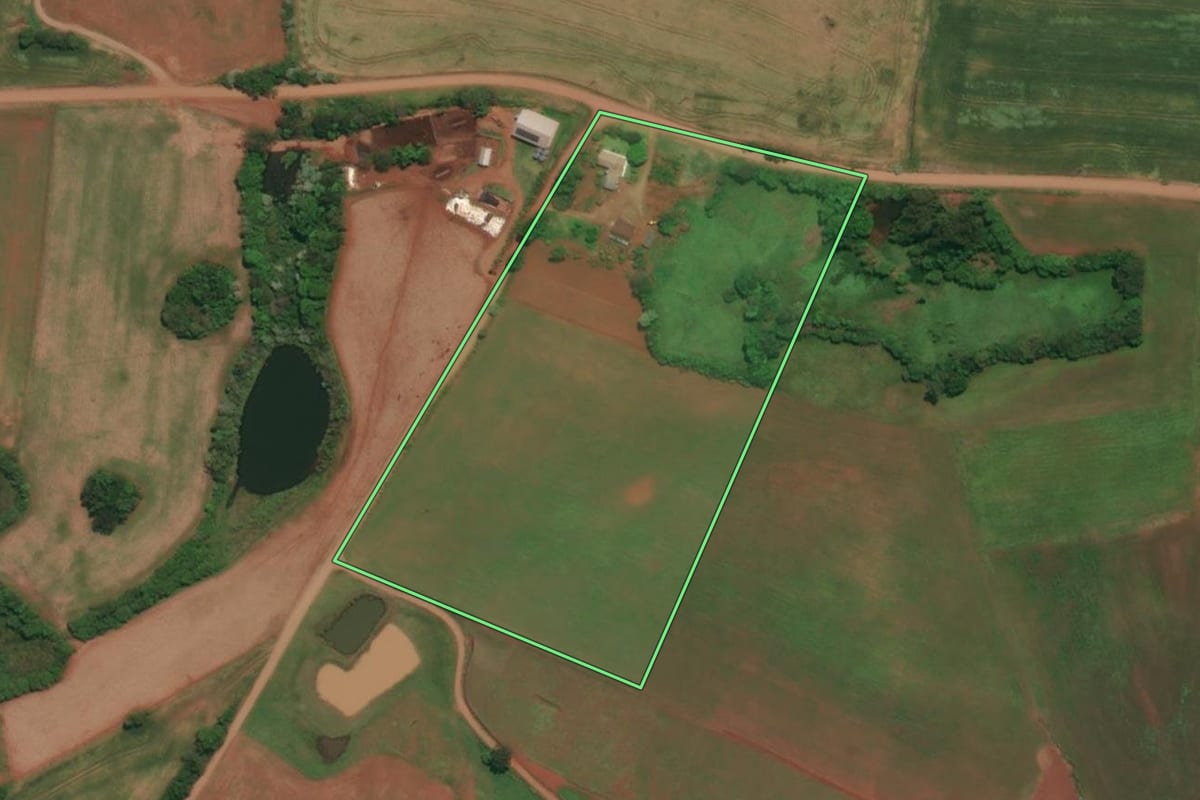 Imagem de satélite do imóvel rural em Derrubadas (RS), com o contorno declarado no CAR desenhado por cima.