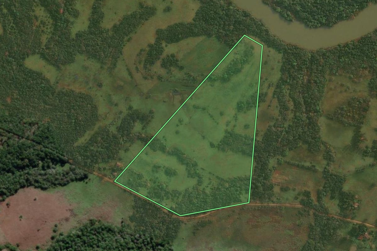 Imagem de satélite do imóvel rural em Dezesseis de Novembro (RS), com o contorno declarado no CAR desenhado por cima.