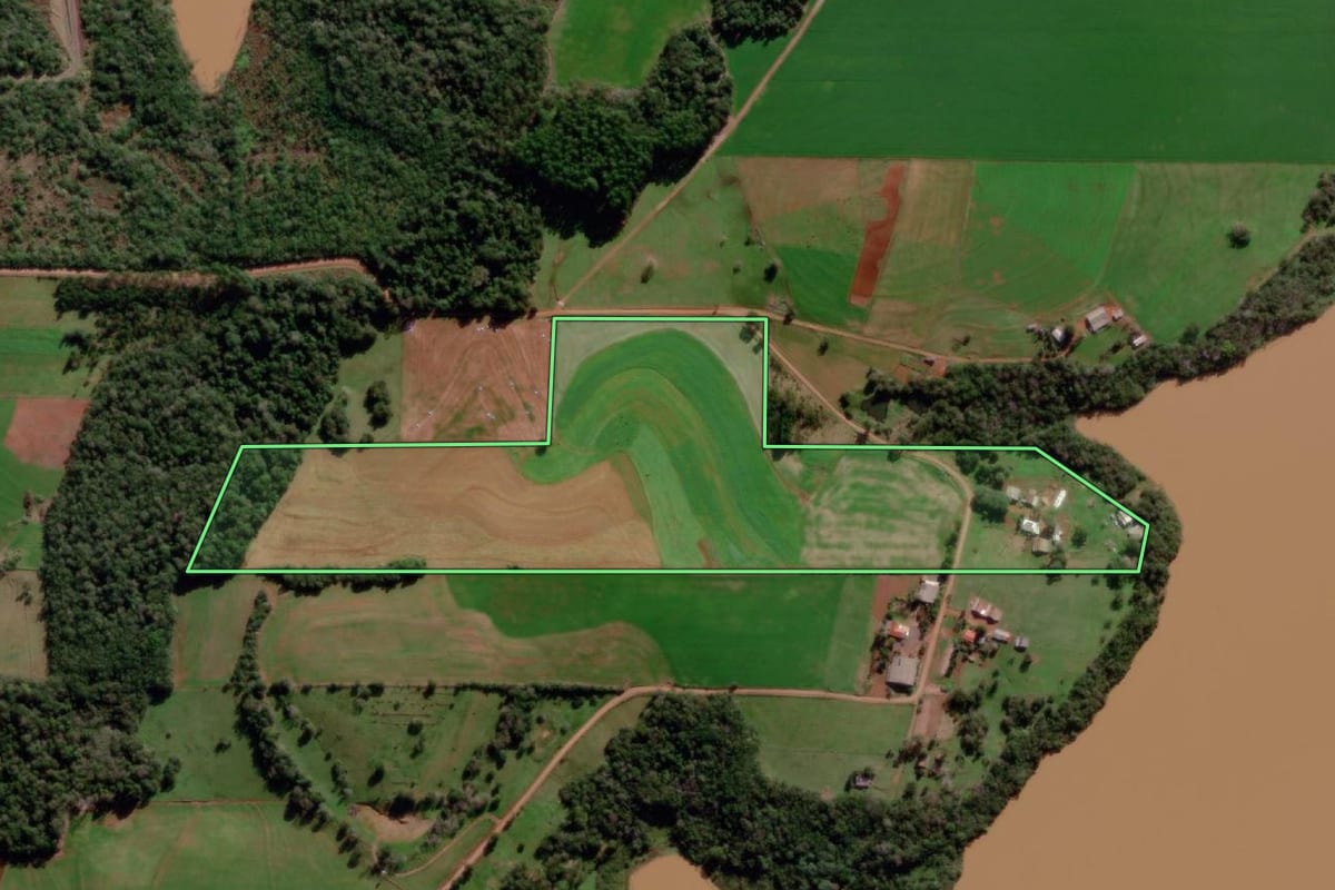 Imagem de satélite do imóvel rural em Dezesseis de Novembro (RS), com o contorno declarado no CAR desenhado por cima.