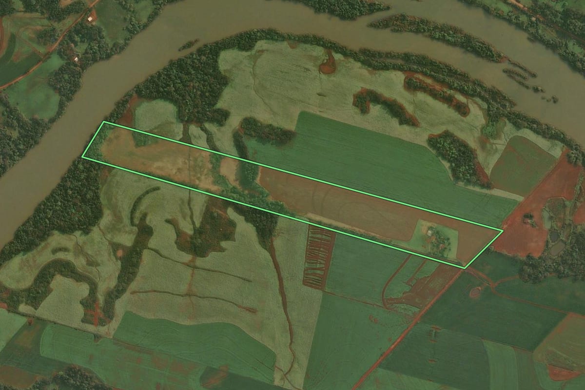 Imagem de satélite do imóvel rural em Dezesseis de Novembro (RS), com o contorno declarado no CAR desenhado por cima.