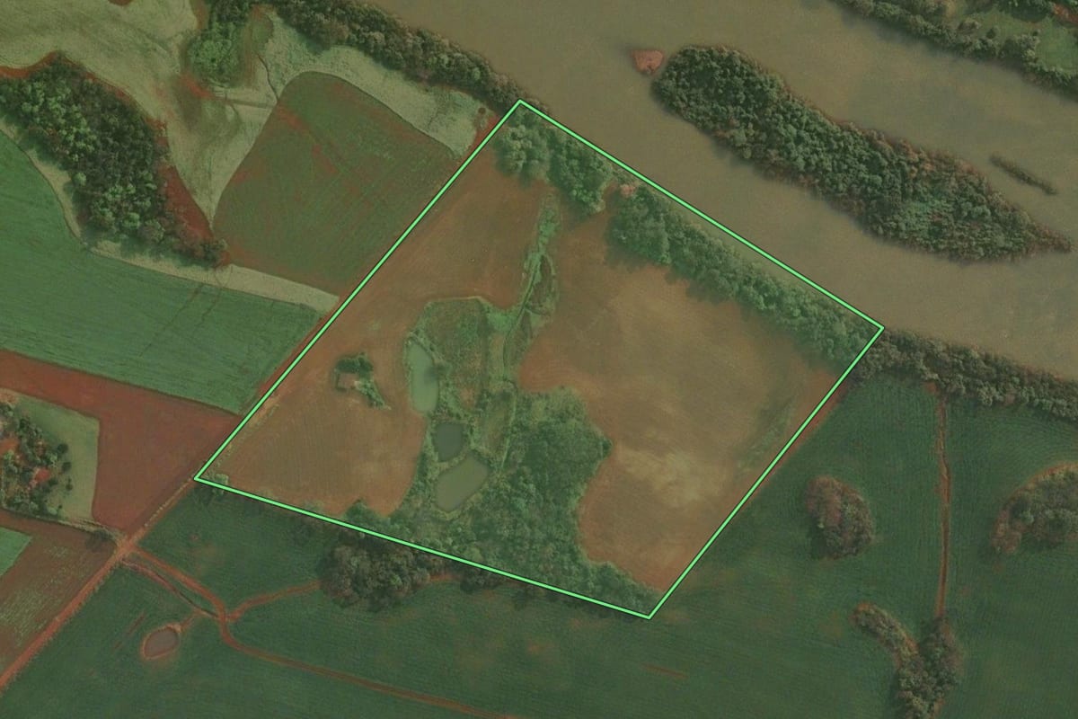 Imagem de satélite do imóvel rural em Dezesseis de Novembro (RS), com o contorno declarado no CAR desenhado por cima.