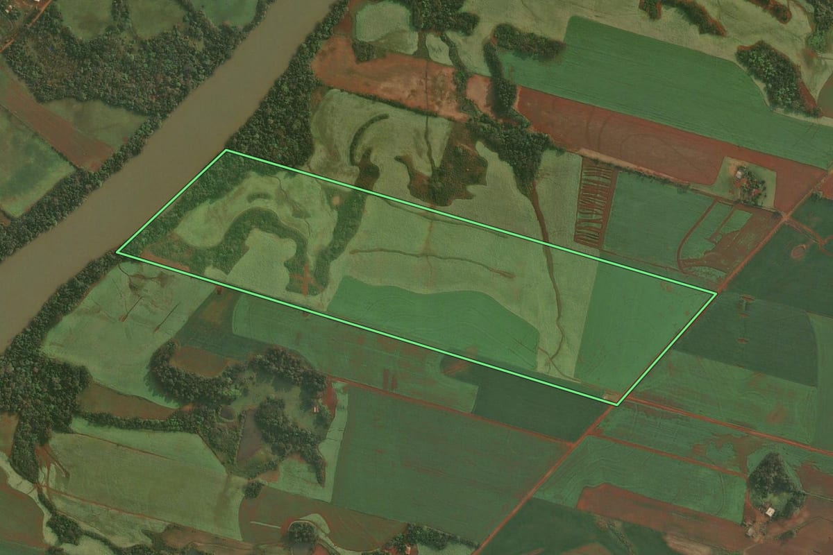 Imagem de satélite do imóvel rural em Dezesseis de Novembro (RS), com o contorno declarado no CAR desenhado por cima.