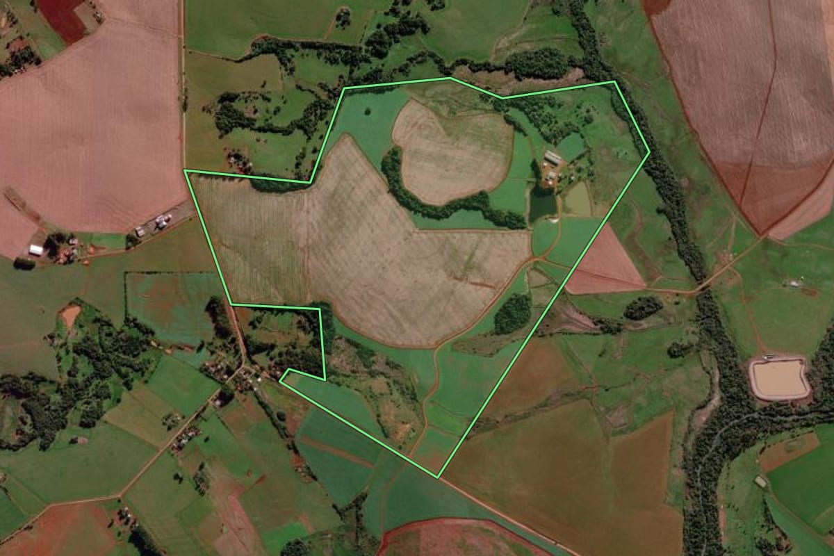 Imagem de satélite do imóvel rural em Dezesseis de Novembro (RS), com o contorno declarado no CAR desenhado por cima.