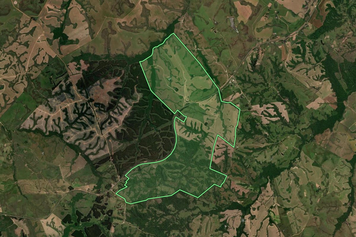 Imagem de satélite do imóvel rural em Dilermando de Aguiar (RS), com o contorno declarado no CAR desenhado por cima.