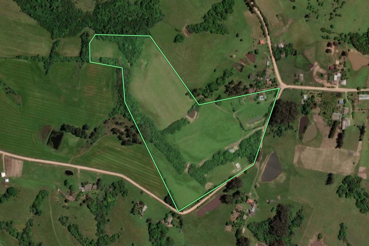Imagem de satélite do imóvel rural em Dilermando de Aguiar (RS), com o contorno declarado no CAR desenhado por cima.