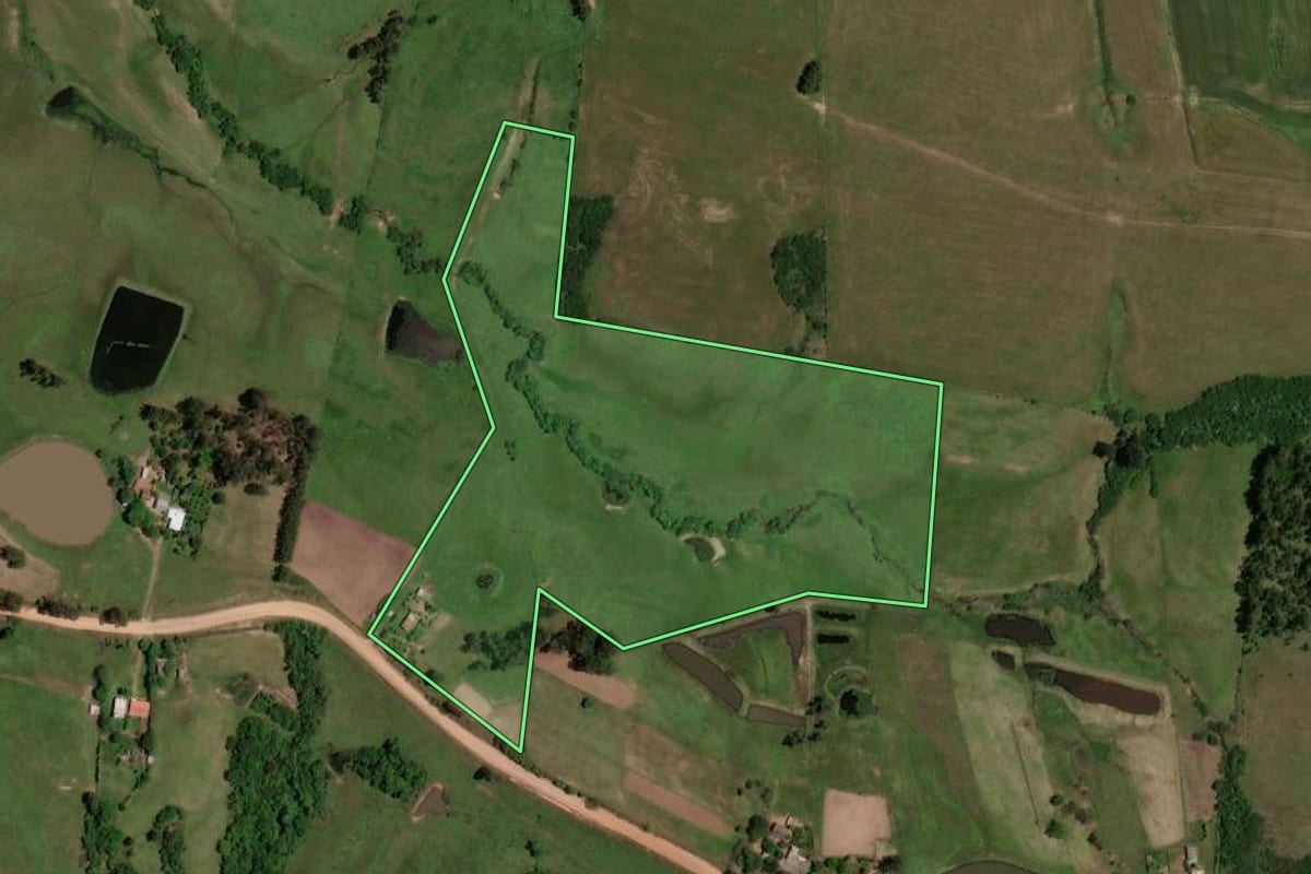Imagem de satélite do imóvel rural em Dilermando de Aguiar (RS), com o contorno declarado no CAR desenhado por cima.