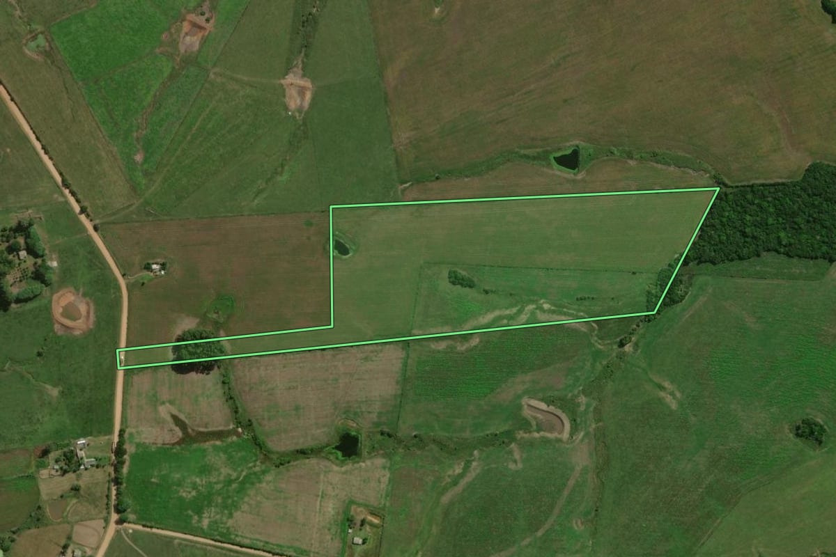 Imagem de satélite do imóvel rural em Dilermando de Aguiar (RS), com o contorno declarado no CAR desenhado por cima.