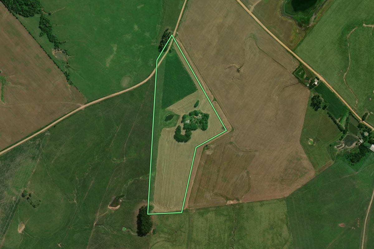 Imagem de satélite do imóvel rural em Dilermando de Aguiar (RS), com o contorno declarado no CAR desenhado por cima.