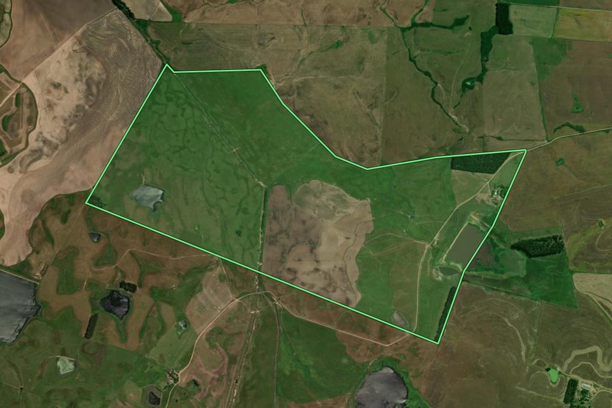 Imagem de satélite do imóvel rural em Dilermando de Aguiar (RS), com o contorno declarado no CAR desenhado por cima.