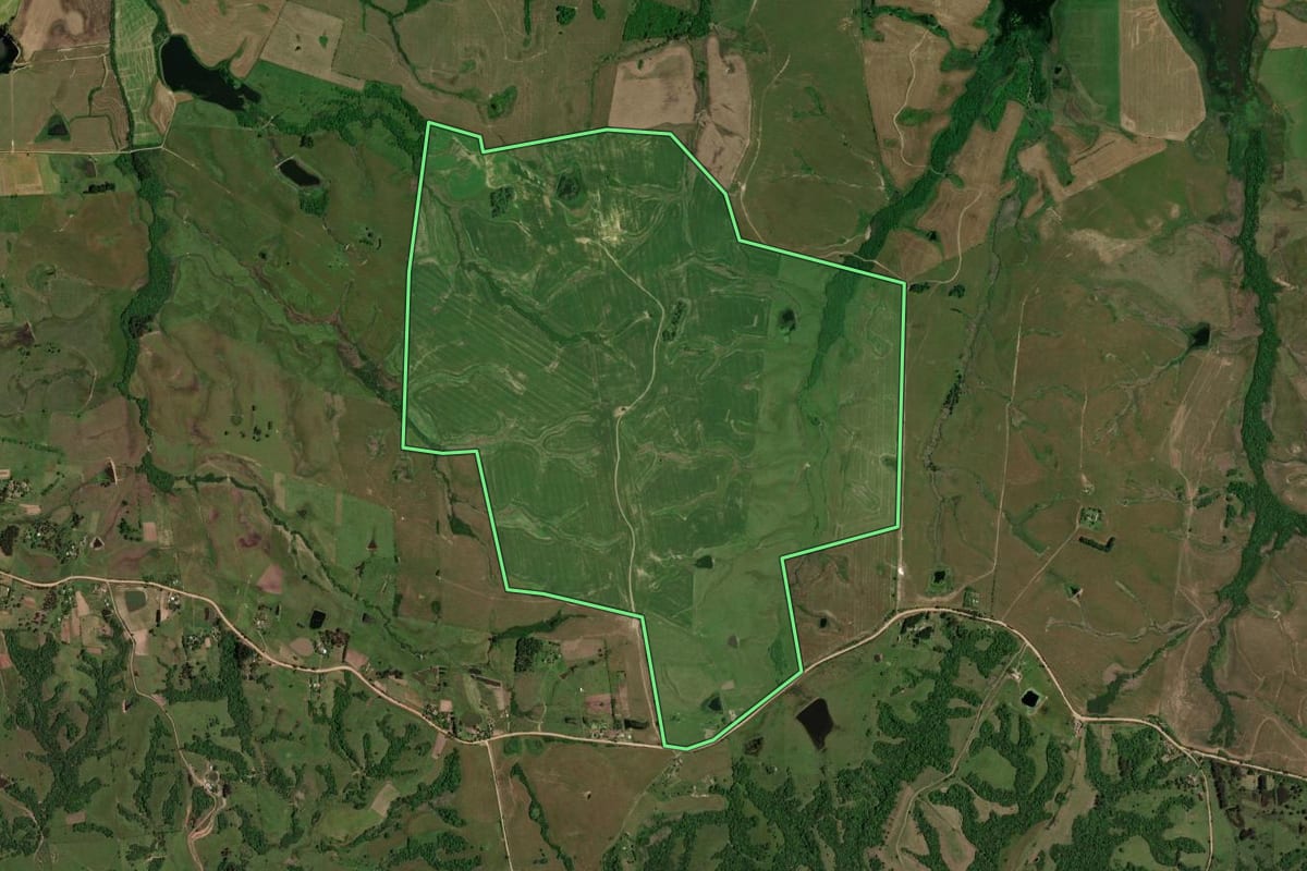Imagem de satélite do imóvel rural em Dilermando de Aguiar (RS), com o contorno declarado no CAR desenhado por cima.