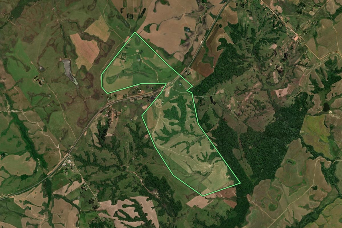 Imagem de satélite do imóvel rural em Dilermando de Aguiar (RS), com o contorno declarado no CAR desenhado por cima.