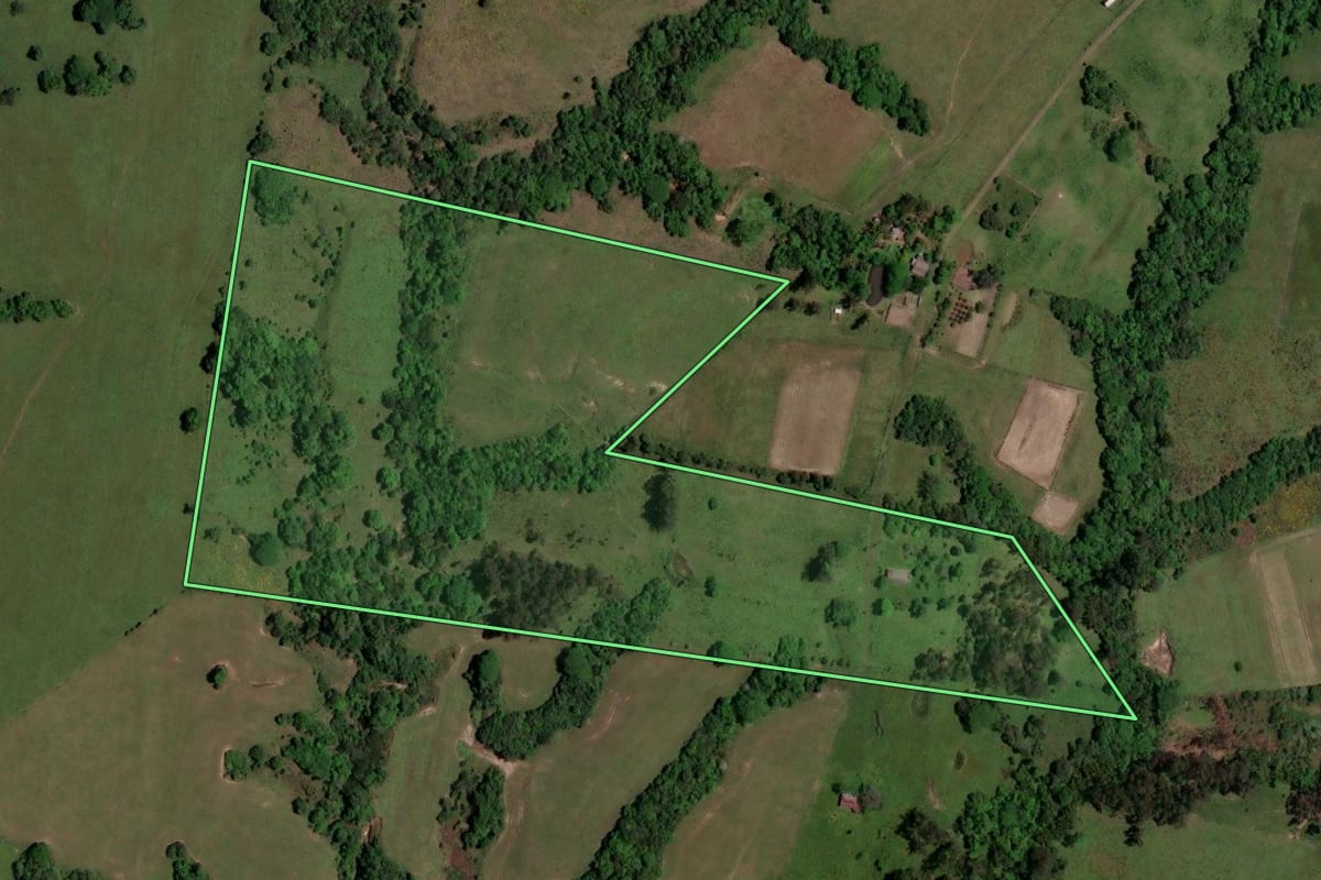 Imagem de satélite do imóvel rural em Dilermando de Aguiar (RS), com o contorno declarado no CAR desenhado por cima.