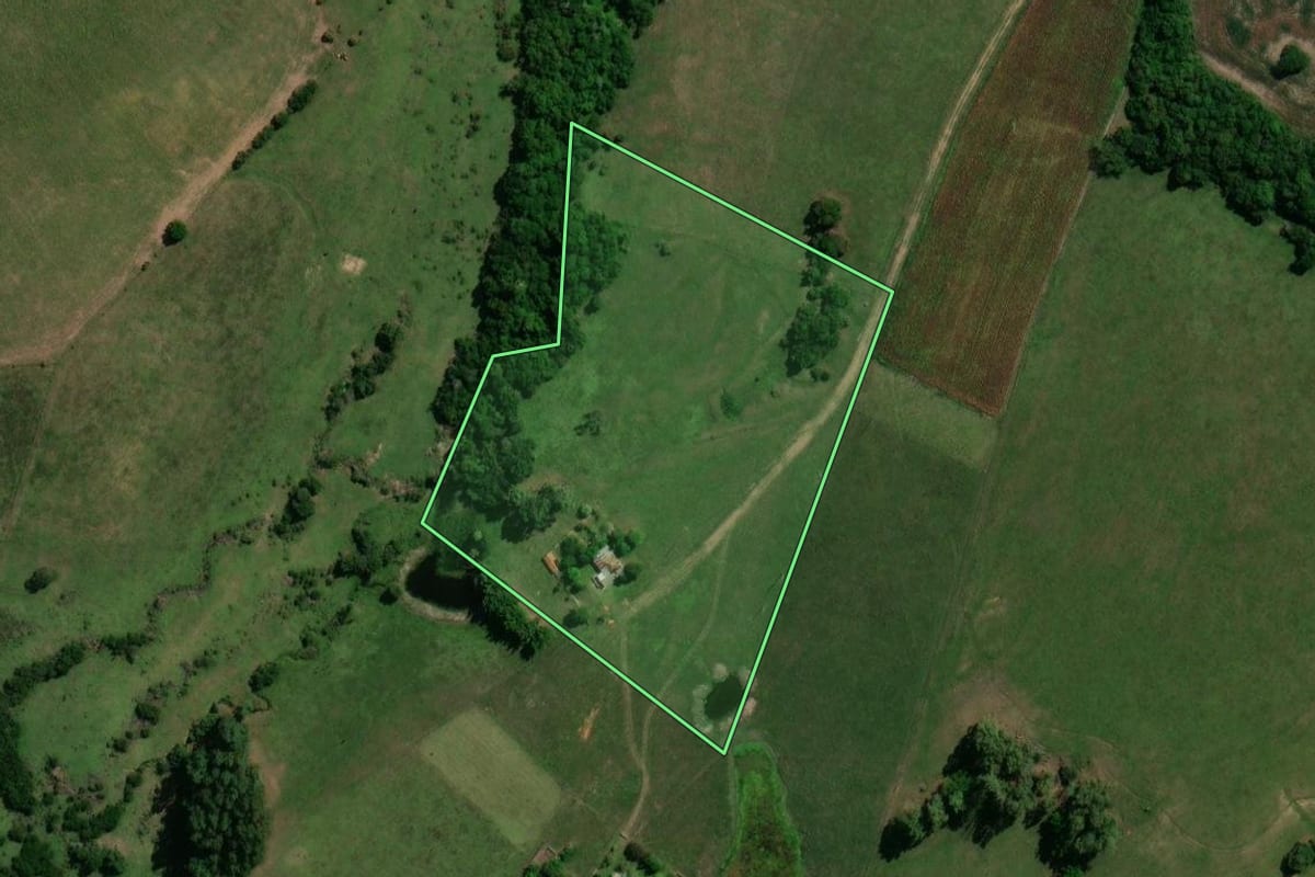 Imagem de satélite do imóvel rural em Dilermando de Aguiar (RS), com o contorno declarado no CAR desenhado por cima.