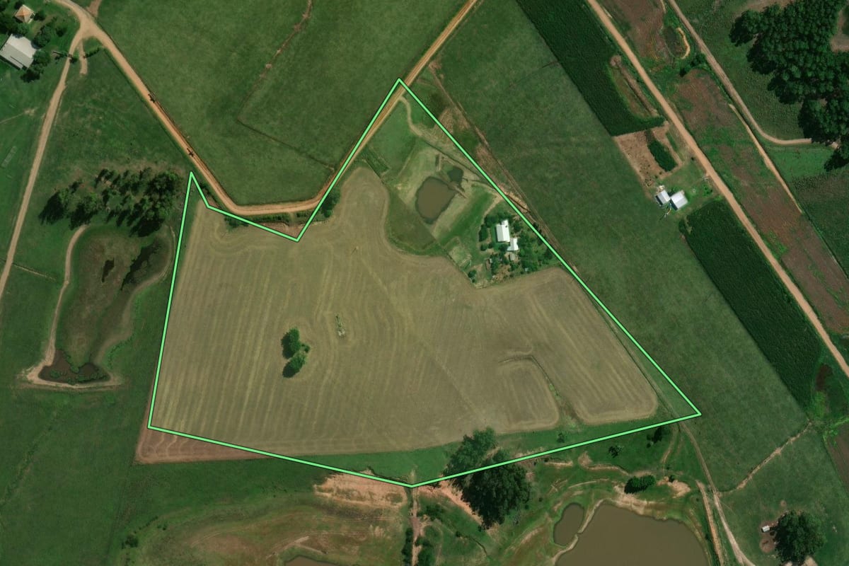 Imagem de satélite do imóvel rural em Dilermando de Aguiar (RS), com o contorno declarado no CAR desenhado por cima.