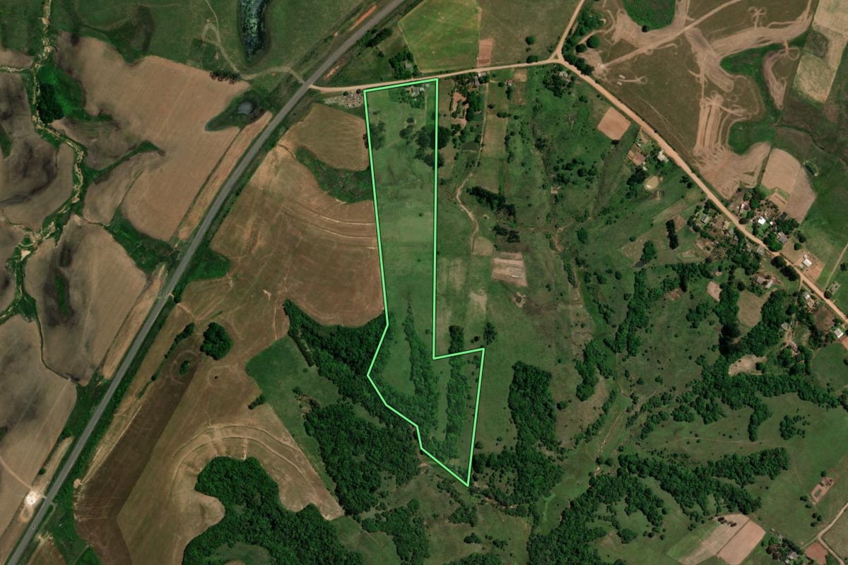 Imagem de satélite do imóvel rural em Dilermando de Aguiar (RS), com o contorno declarado no CAR desenhado por cima.