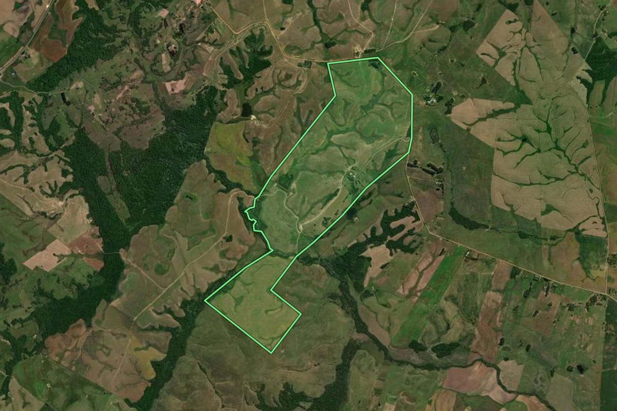 Imagem de satélite do imóvel rural em Dilermando de Aguiar (RS), com o contorno declarado no CAR desenhado por cima.