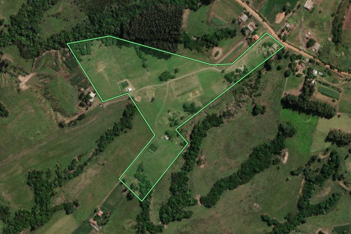 Imagem de satélite do imóvel rural em Dilermando de Aguiar (RS), com o contorno declarado no CAR desenhado por cima.