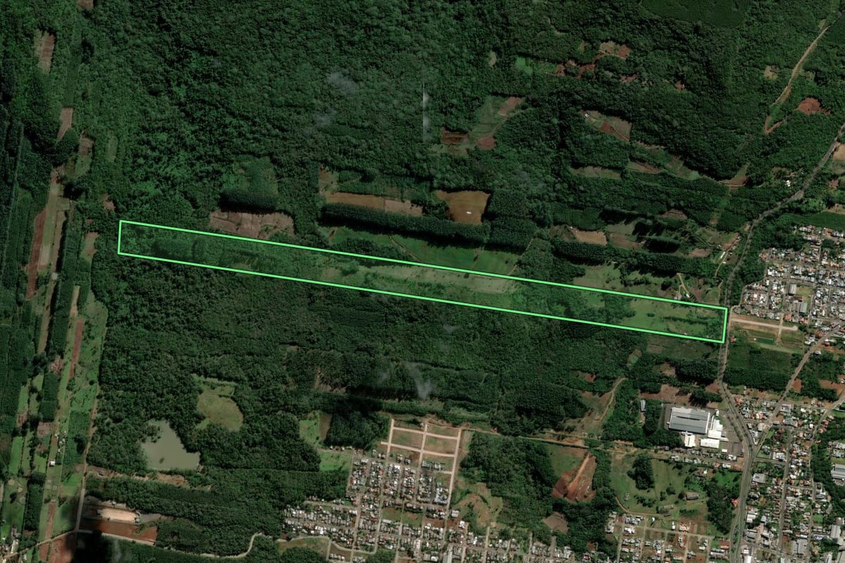 Imagem de satélite do imóvel rural em Dois Irmãos (RS), com o contorno declarado no CAR desenhado por cima.