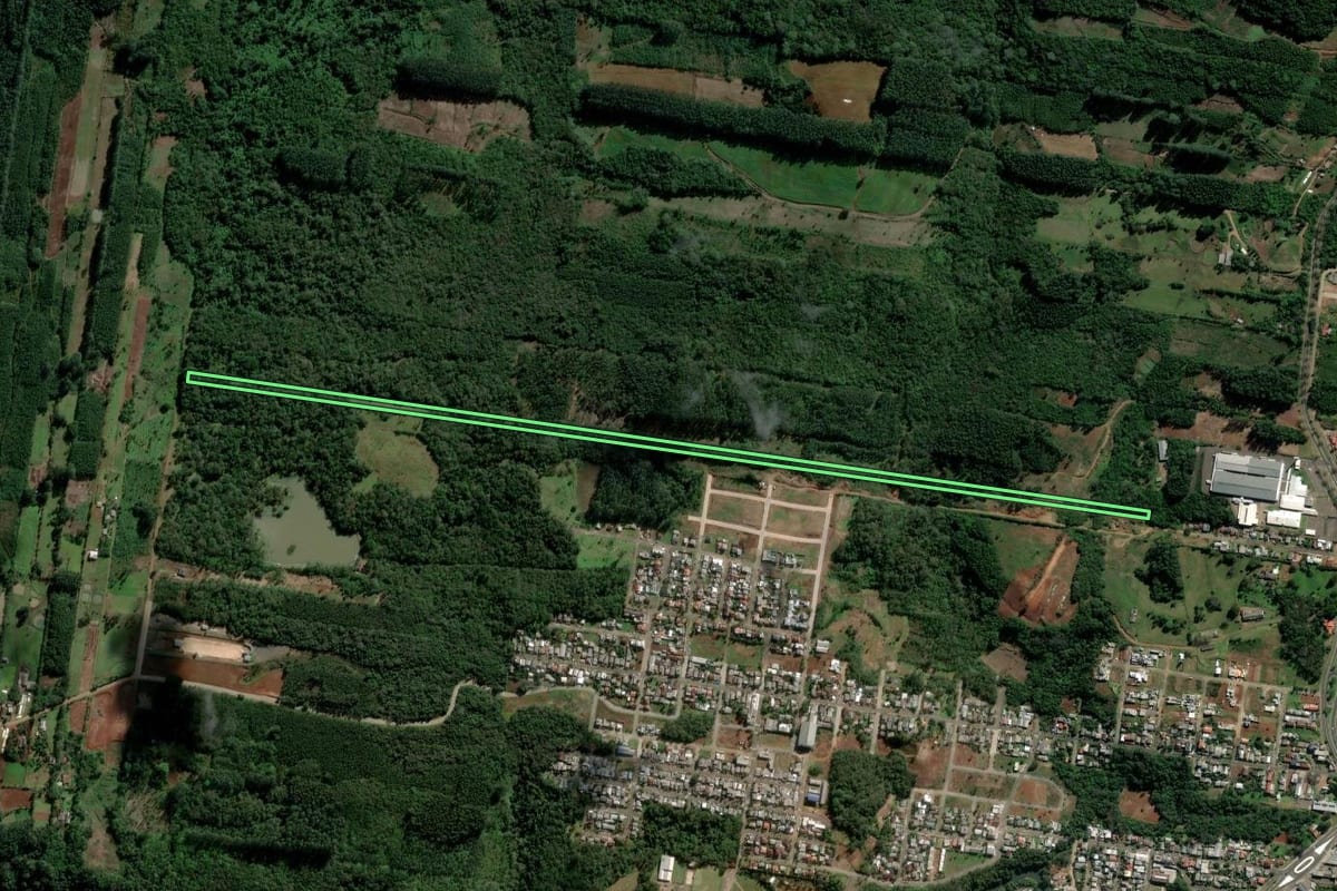 Imagem de satélite do imóvel rural em Dois Irmãos (RS), com o contorno declarado no CAR desenhado por cima.