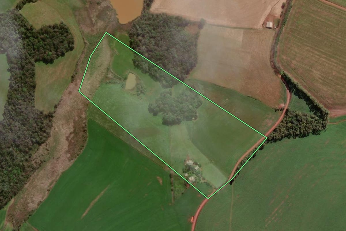 Imagem de satélite do imóvel rural em Dois Irmãos das Missões (RS), com o contorno declarado no CAR desenhado por cima.