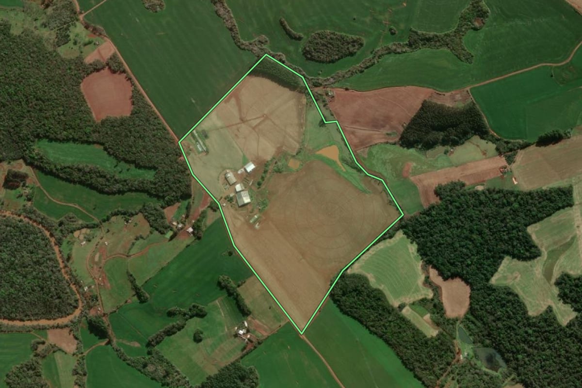 Imagem de satélite do imóvel rural em Dois Irmãos das Missões (RS), com o contorno declarado no CAR desenhado por cima.