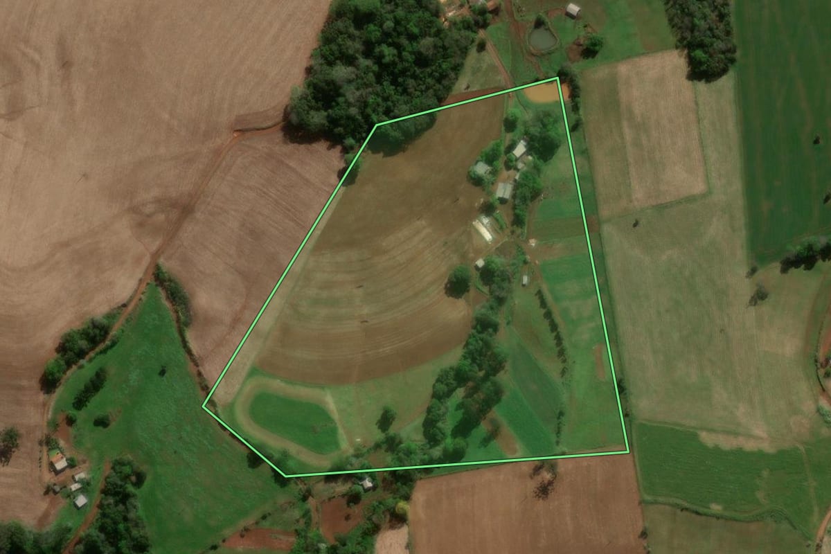Imagem de satélite do imóvel rural em Dois Irmãos das Missões (RS), com o contorno declarado no CAR desenhado por cima.