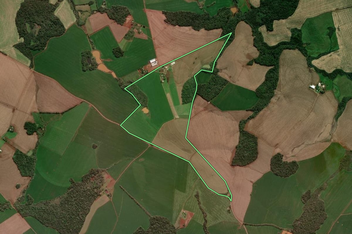 Imagem de satélite do imóvel rural em Dois Irmãos das Missões (RS), com o contorno declarado no CAR desenhado por cima.