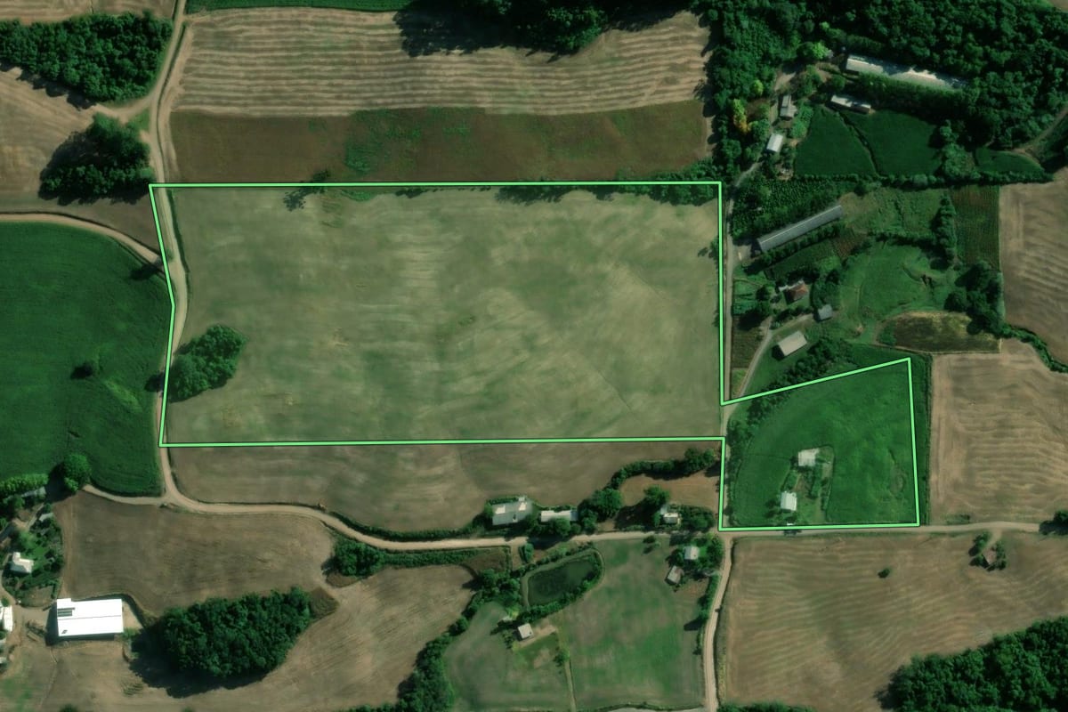 Imagem de satélite do imóvel rural em Dois Lajeados (RS), com o contorno declarado no CAR desenhado por cima.
