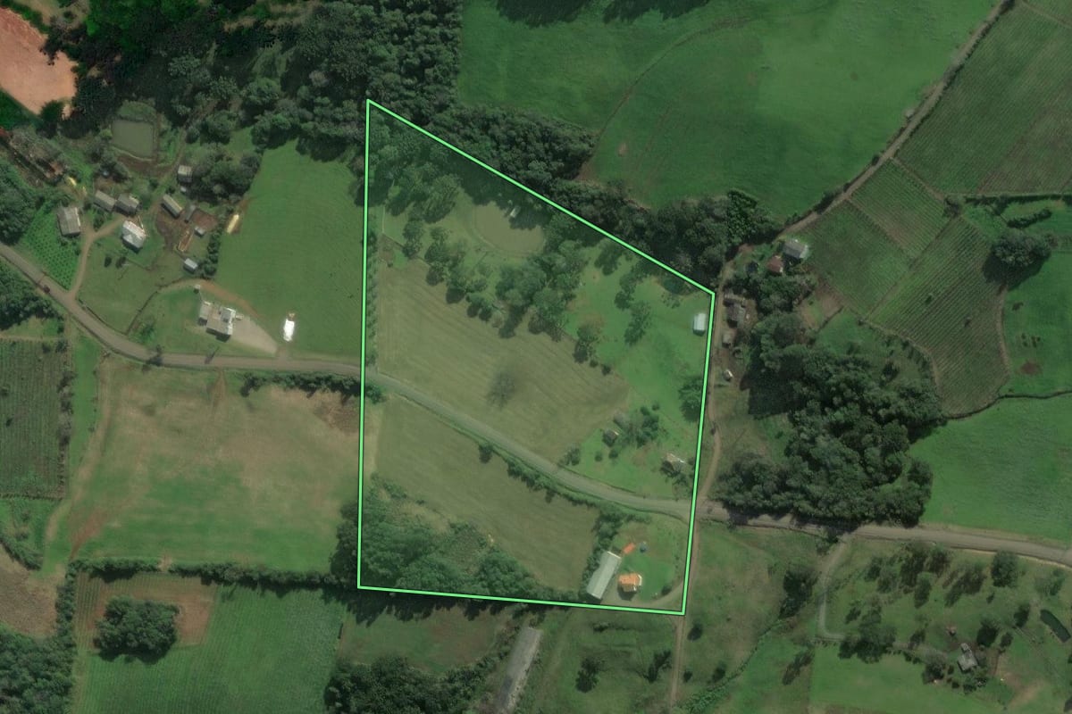 Imagem de satélite do imóvel rural em Dois Lajeados (RS), com o contorno declarado no CAR desenhado por cima.